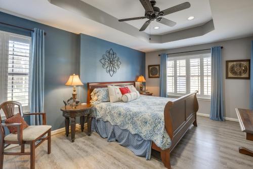 Schlafzimmer mit einem Bett mit blauen Wänden und einer Decke in der Unterkunft Waterfront Lay Lake Retreat with Dock and 3 Piers! in Shelby