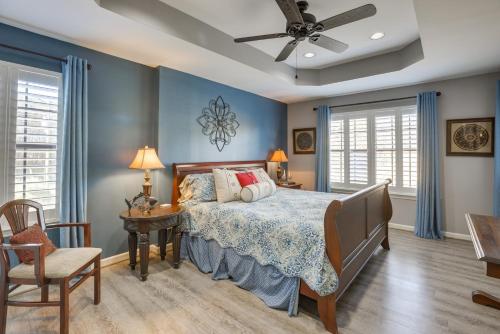 una camera da letto con un letto con pareti blu e un soffitto di Waterfront Lay Lake Retreat with Dock and 3 Piers! a Shelby