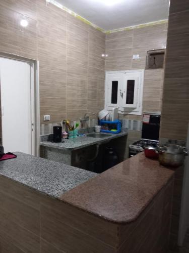eine Küche mit einer Theke und einer Arbeitsplatte in der Unterkunft Ikea flat 6 in Hurghada