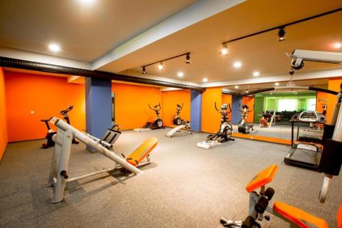 um ginásio com vários equipamentos de exercício numa sala em Crystal Residence Apartment 224 em Bakuriani