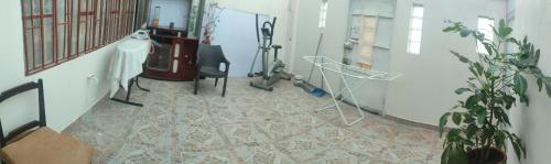przedpokój z pokojem z podłogą z dywanem w obiekcie Casa 1er piso D&C w mieście Huancayo