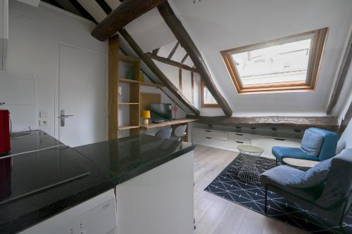 une cuisine avec un comptoir et une fenêtre dans l'établissement Cléry 58, à Paris