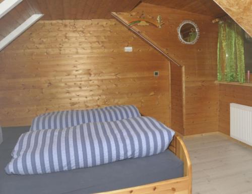 Tempat tidur dalam kamar di Ferienhaus Glashütt