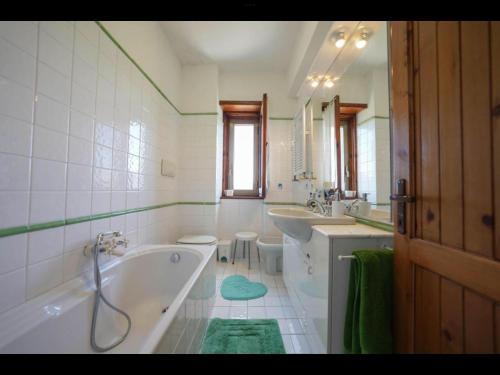 y baño con bañera, 2 lavabos y bañera. en Cottage love Rivisondoli by FH, en Rivisondoli