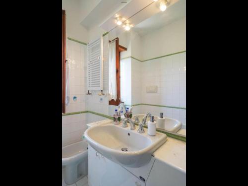 a bathroom with a sink and a toilet and a tub at Cottage love Rivisondoli by FH in Rivisondoli