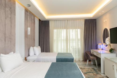 カイロにあるNile Club hotelのベッド2台とデスクが備わるホテルルームです。