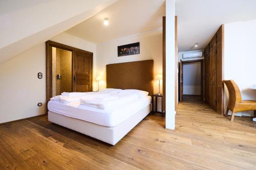 a bedroom with a large white bed in a room at Art Apartments Sievering in Vienna