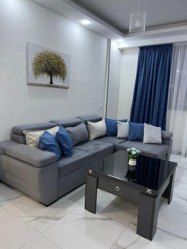 トビリシにあるTwo-Bedroom Apartment in Saburtalo Districtのリビングルーム(ソファ、コーヒーテーブル付)