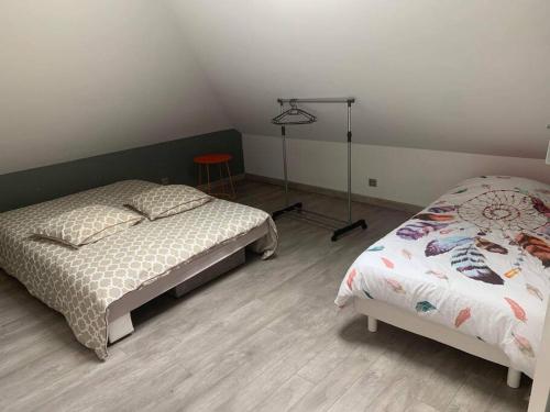 Un dormitorio con una cama y una lámpara. en Appartement moderne, en Remiremont