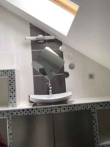 La salle de bains est pourvue d'un lavabo et d'une fenêtre. dans l'établissement Appartement moderne, à Remiremont