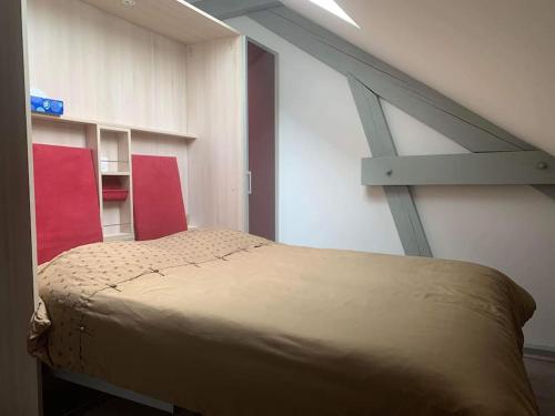 een bed in een kamer met een loft bij Appartement moderne in Remiremont