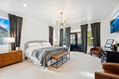 Un dormitorio con una cama, un escritorio y ventanas. en Sister Bay Haus - Luxury - Walk To Northern Haus, en Sister Bay