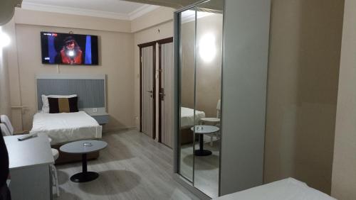 イスタンブールにあるトプカプ サベナ ホテルのベッド2台と鏡が備わる客室です。