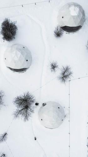 a group of spheres in the snow at Czorsztyn Glamp in Maniowy
