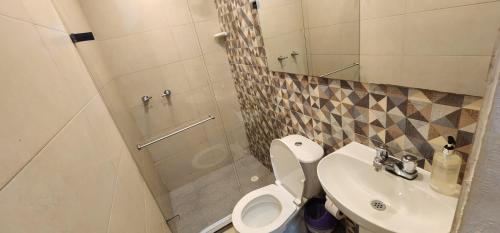 uma casa de banho com um WC, um lavatório e um chuveiro em Hotel CLG em Cartagena de Indias