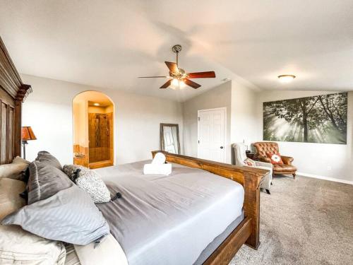 - une chambre avec un lit et un ventilateur de plafond dans l'établissement Bear Creek Retreat / mins to trails / central loc, à Colorado Springs