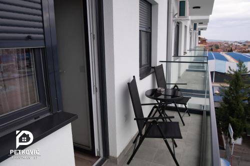 Petković apartmani 87にあるバルコニーまたはテラス