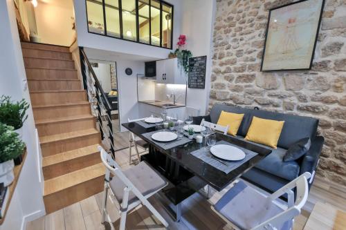 un salon avec une table et un canapé dans l'établissement New Modern Saint Germain Latin Quarter, à Paris