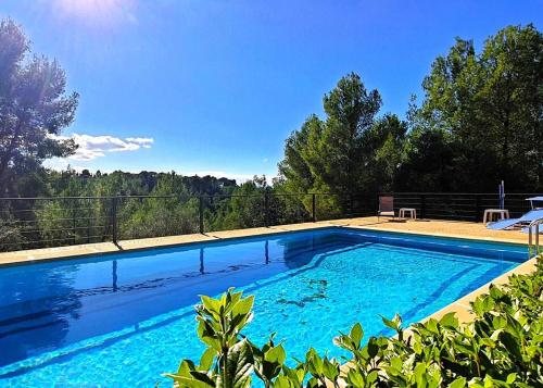 uma grande piscina com água azul em Casa con piscina en Tortosa Delta de l'Ebre em Tortosa