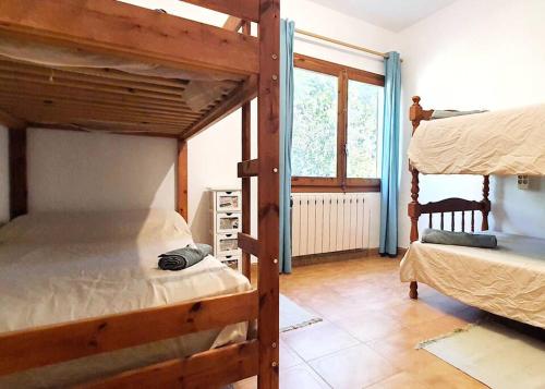um quarto com 2 beliches e uma janela em Casa con piscina en Tortosa Delta de l'Ebre em Tortosa