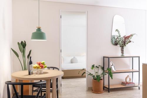 a dining room with a table and a mirror at Nido Condesa in Mexico City