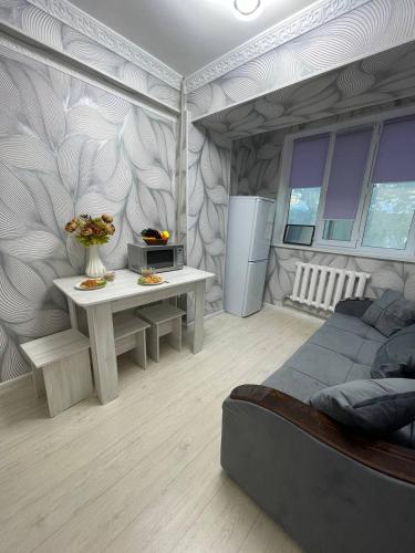 Sala de estar con cama y mesa en Французский дом 47 en Shymkent