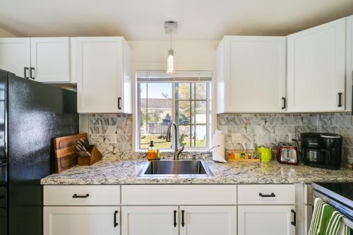 Η κουζίνα ή μικρή κουζίνα στο 1 Mi to Downtown Salem Studio with Fire Pit Access