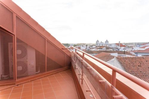 einen Balkon mit Stadtblick in der Unterkunft Guest House - Palácio Diana in Évora
