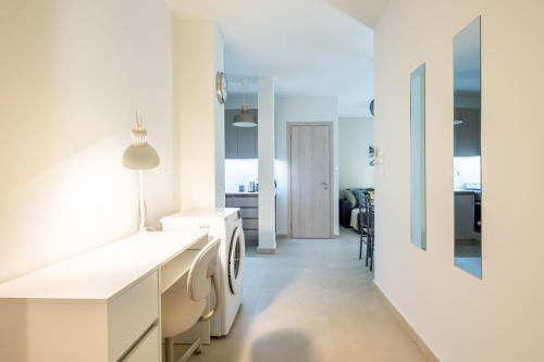 Baño blanco con lavadora y secadora en Theia 1-Bedroom Apartment in Athens, en Atenas