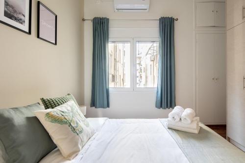 Un dormitorio con una cama con dos toallas encima. en Theia 1-Bedroom Apartment in Athens, en Atenas