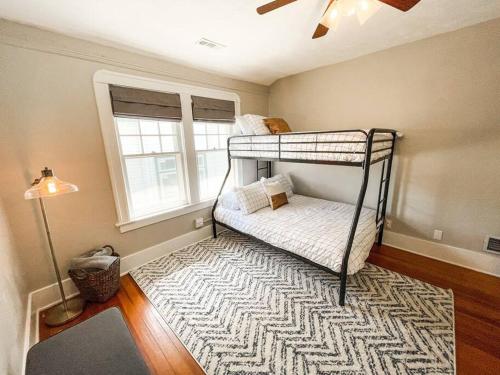 1 Schlafzimmer mit 2 Etagenbetten und einem Teppich in der Unterkunft Stunning remodeled Downtown dream home! in Colorado Springs