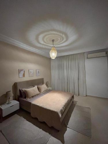 a bedroom with a large bed and a ceiling at formidable S2 près du carrefour in La Marsa
