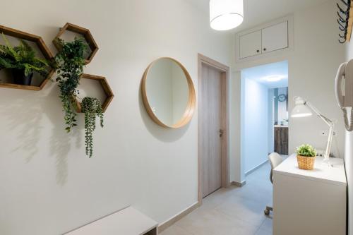 baño con lavabo y espejo en la pared en Astrea 1- Bedroom Apartment in Athens, en Atenas