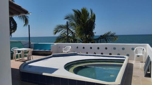 ein Schwimmbad mit dem Ozean im Hintergrund in der Unterkunft Luna del Mar in San Silvestre
