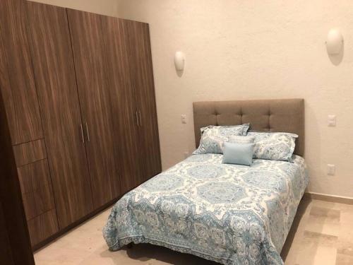 una camera con letto e armadio in legno di Val’quirico - MONTALCINO 2 a Santeagueda