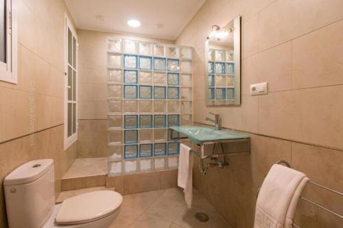 y baño con aseo y lavamanos. en Apartamento Playa La Caleta, en Cádiz
