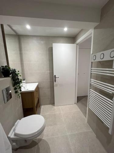 une salle de bain avec des toilettes blanches et un lavabo dans l'établissement Studio proche plage et vieil Antibes + Parking, à Antibes