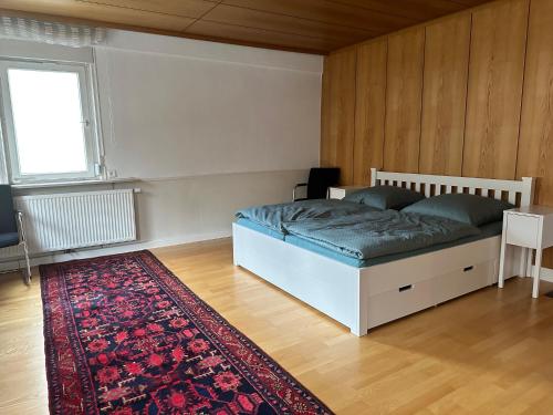 sypialnia z łóżkiem i dywanem w obiekcie Historische Unterkunft 2 in Lorch w mieście Lorch