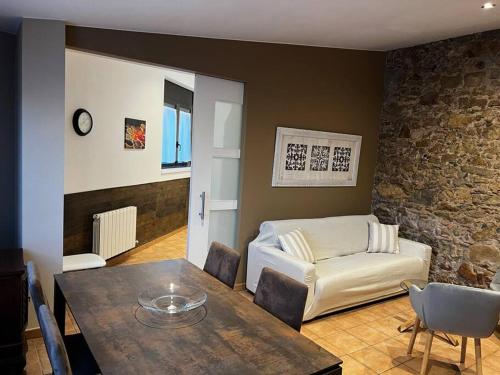 uma sala de estar com uma mesa e um sofá em Casa en Jafre Empordà Costa Brava Piscina Can Pauet 