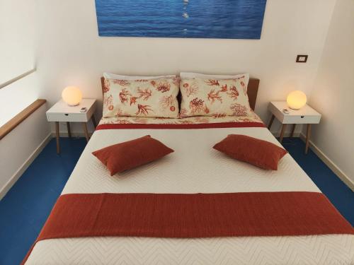 1 dormitorio con 1 cama grande y 2 mesas en Ipazia Capri, en Anacapri