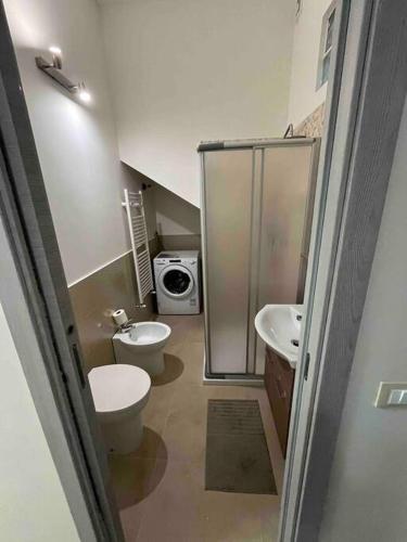 un piccolo bagno con servizi igienici e lavandino di Casa Vacanze da Ciccio a Barcellona Pozzo di Gotto