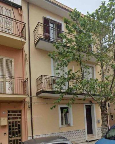 un edificio con balconi sul lato di Casa Vacanze da Ciccio a Barcellona Pozzo di Gotto