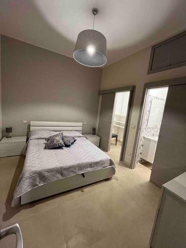 una camera con un letto e una lampada di Casa Vacanze da Ciccio a Barcellona Pozzo di Gotto