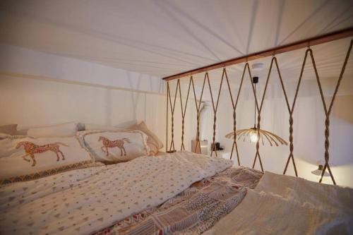 ein Schlafzimmer mit einem großen Bett mit Baldachin in der Unterkunft Unique hunter's hut concept tiny house 