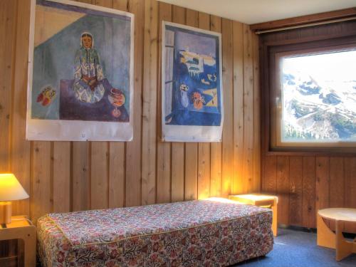 une chambre avec un lit et deux tableaux au mur dans l'établissement Grand 2 pièces avec balcon proche centre et Aquariaz - FR-1-634-23, à Avoriaz
