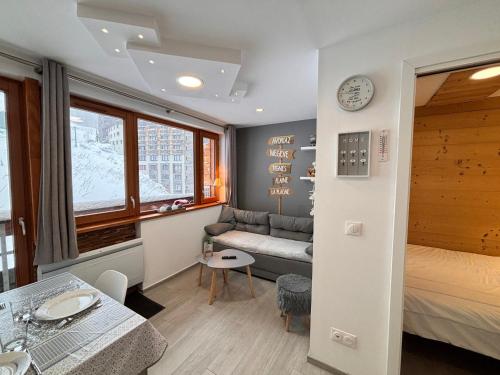 une petite pièce avec un lit et un canapé dans l'établissement Superbe 2P proche pistes et commerces avec balcon et WiFi - FR-1-634-50, à Avoriaz