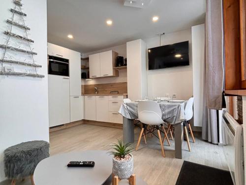 une cuisine et un salon avec une table et un arbre de Noël dans l'établissement Superbe 2P proche pistes et commerces avec balcon et WiFi - FR-1-634-50, à Avoriaz