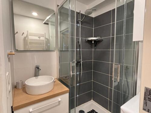 une salle de bain avec un lavabo et une douche dans l'établissement Superbe 2P proche pistes et commerces avec balcon et WiFi - FR-1-634-50, à Avoriaz