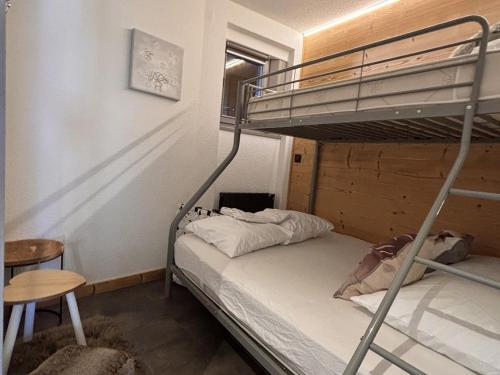 une chambre avec un lit superposé avec une échelle dans l'établissement Appartement Moderne pour 4/5 pers. avec Balcon Sud, Proche Accueil Station et Commerces - FR-1-634-91, à Morzine