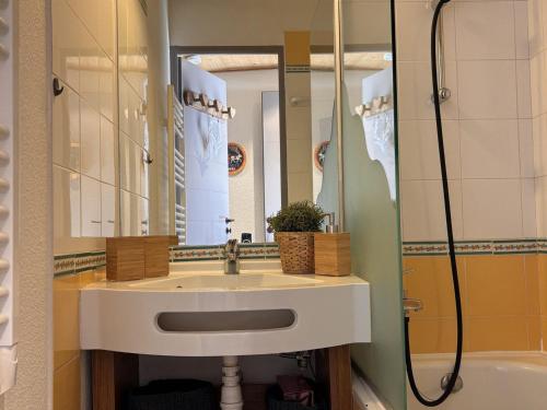 une salle de bain avec un lavabo et une douche dans l'établissement Appartement Moderne pour 4/5 pers. avec Balcon Sud, Proche Accueil Station et Commerces - FR-1-634-91, à Morzine